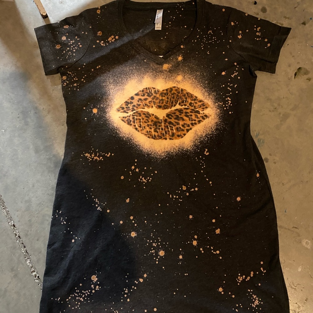 Bleached leopard lips v-neck dress